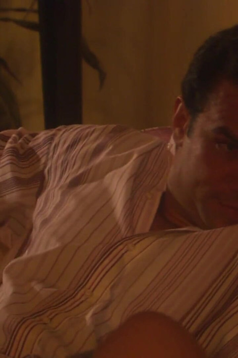 Oszałamiająca brunetka rozkłada nogi na twardego kutasa