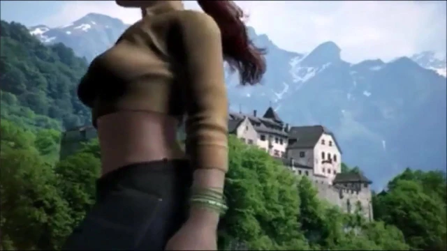 Giantess on Vacation