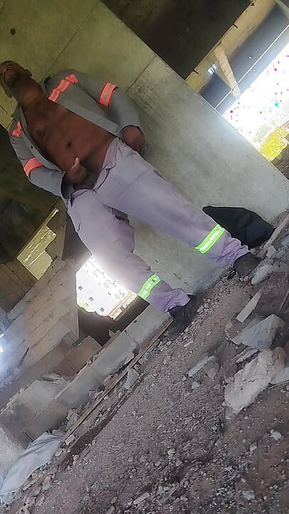 一邊聞靴子一邊打一個