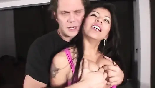 Wilde schlampe wird hart dominiert