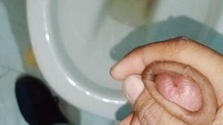 Indischer Junge pinkelt und masturbiert im Badezimmer