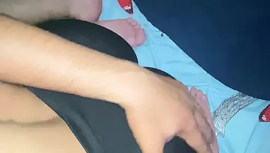 Meine nachbarin ließ mich in ihr haus und ich überprüfte ihren arsch
