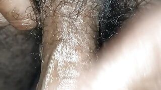 Homem indiano de meia-idade massageia seu pênis com óleo e gel