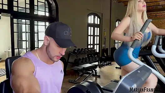Горячий мужик из моего спортзала наконец-то сделал на меня ход