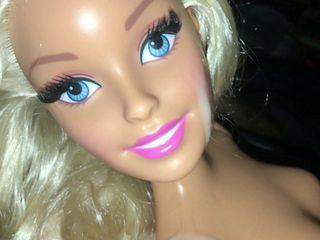 Éjaculation sur Barbie 14