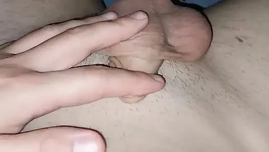 Berbaring di tempat tidur