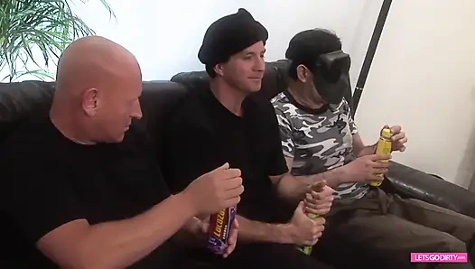 Cewek-cewek menawan dientot sama beberapa pria sange