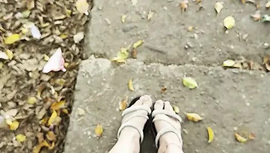 Kolumbianische Mädchen masturbiert in der Öffentlichkeit auf der Straße