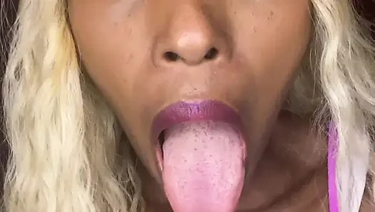 Sarışın diğer kızlardan daha iyi yarak / dildo emiyor mu?