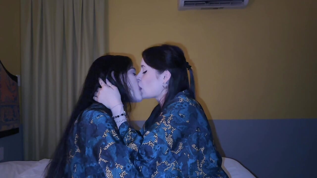 오르가즘과 레즈 키스의 야생 모음집