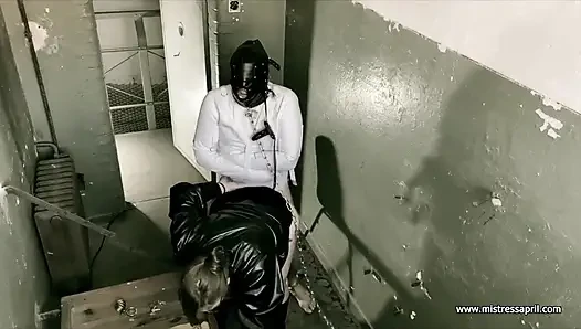 Dominatrix sahibe April - elektiriyor