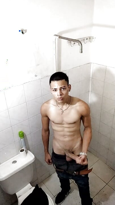 the actor Diego Alejandro roasts it in a bathroom