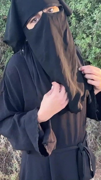 Perra libanesa en hijab jugando con su coño en el bosque y chorros | Clip 1