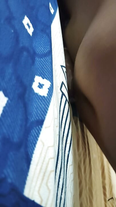 Colocando a camisinha e curtindo gostoso na cama