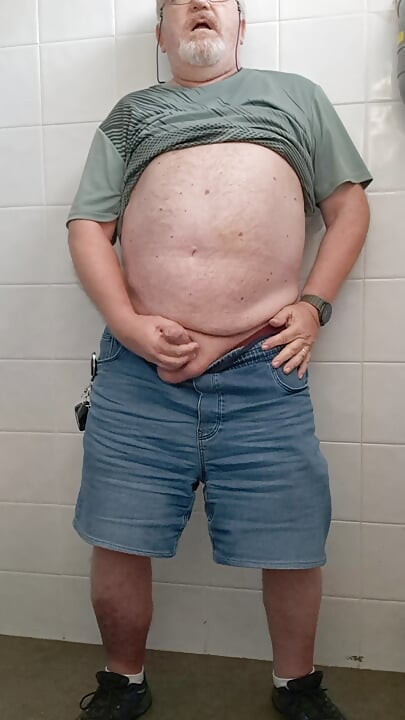 Pequena punheta no banheiro