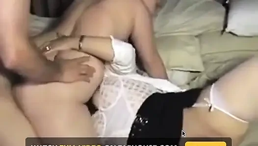 Tante seksi selingkuh sama pria lain atas ijin suami. Aku dan teman-temanku suka banget dientot habis-habisan sama besar