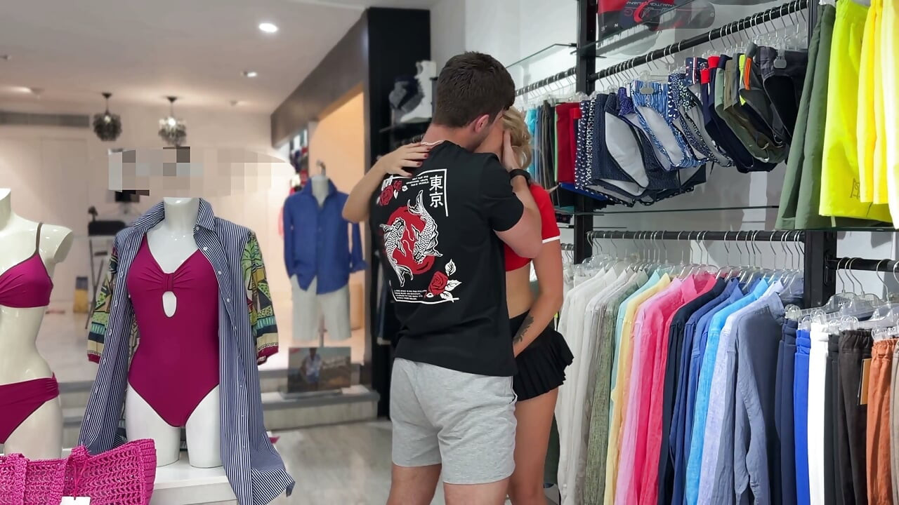 Blev taget i at kneppe inde i en tøjbutik