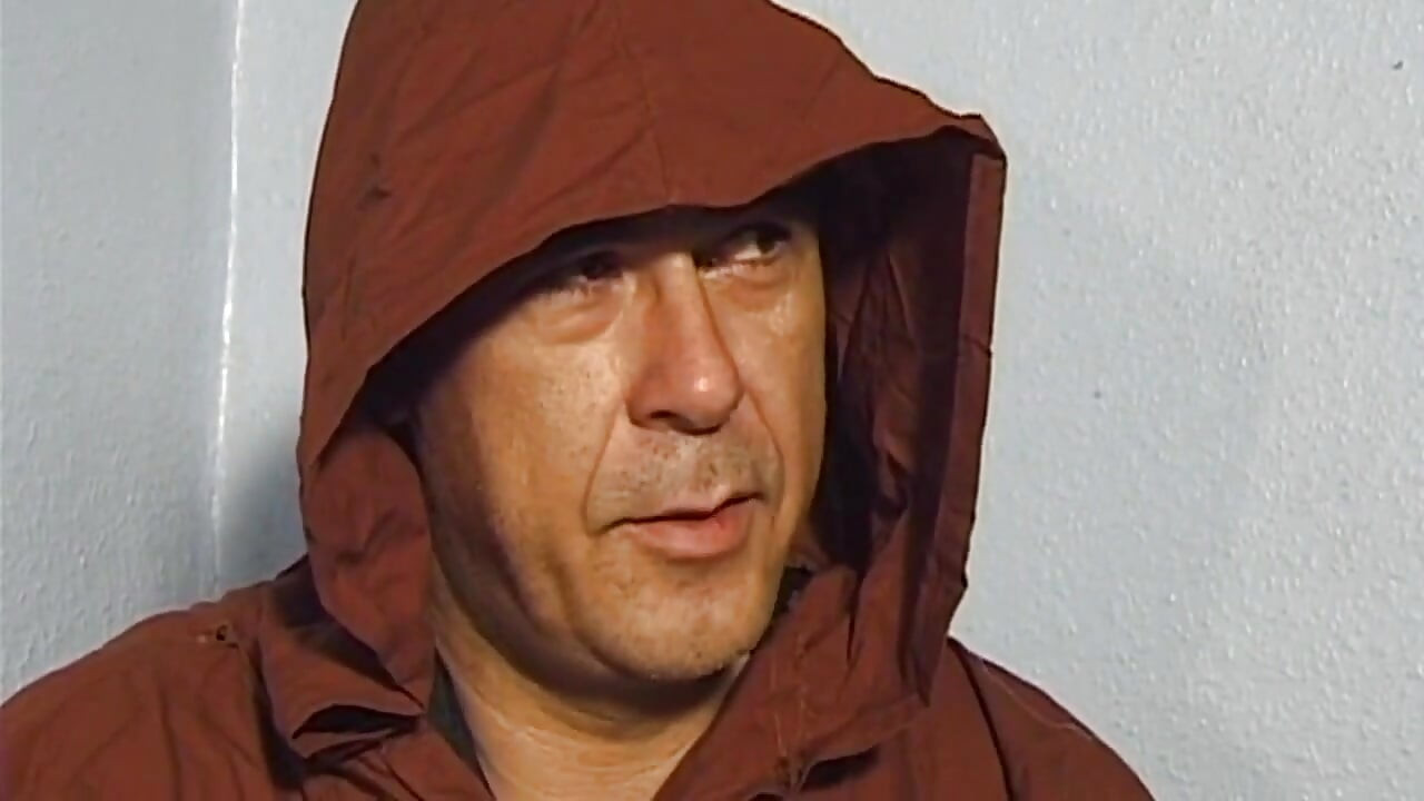 Gebonden cougar meedogloos geplaagd door twee mannen met een kap