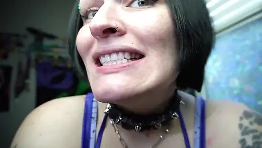 Cewek gotik toket besar ngebiarkan kamu ngentot pantat dan permen karetnya dengan nikmat