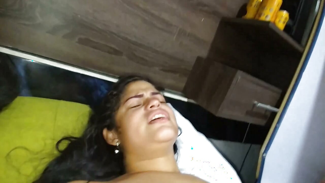 ককোল্ড তার সামনেই আমি তার স্ত্রীকে চোদার সময় হাত মারছিল, তারপর আমার পরে সে তার ভিতরে ক্রিমপাই করে
