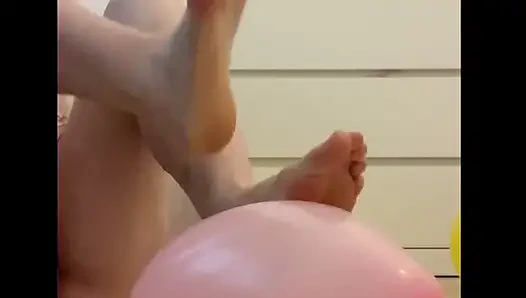 Ayaklar ve balonlar ezme