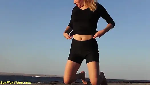 Heißes flexibles mädchen Alisa Adelson liebt nacktes yoga