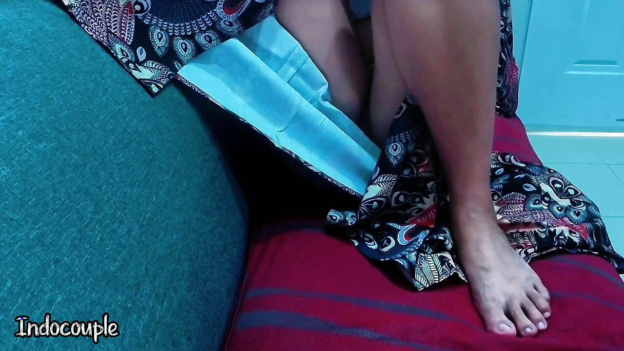 Una chica joven con el coño hinchado mira a su hermano pequeño y sigue follándola.