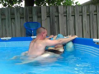 Pláštěnka v bazénu sex