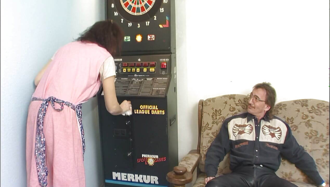 MILF madura chupando o pau do velho até o fundo