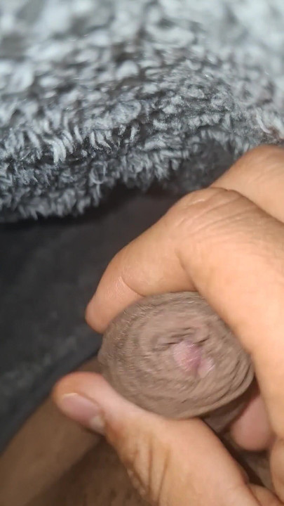 Por fin me quede solo y desperte con ganas de fallarme a mi vecina    se da cuenta  que me  hago una paja   se exita | Clip 1