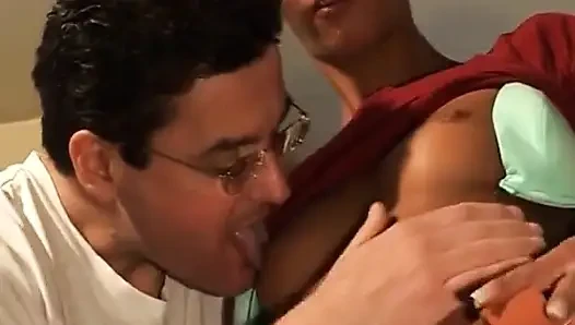 Azgın Ev Kadınları Yarak Emiyor Ve Sert Sikişiyor