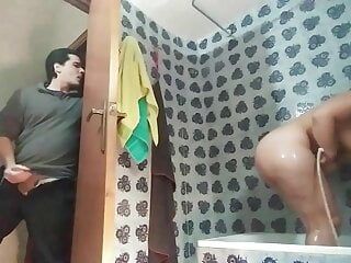 Atrapando y follando a mi hermanastra de gran culo caliente en la ducha (comp)
