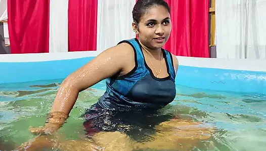 Mädchen heißes poolbad und jungen beobachten