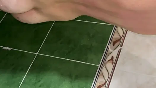 Твоя сучка принимает душ и записывает его для тебя