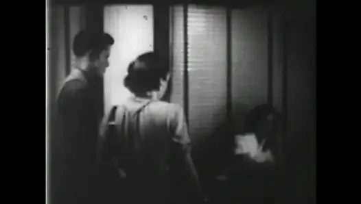 Молодые волосатые киски трахнули бабушкой и дедушкой в винтажном видео