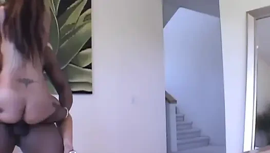 Простолюдин наслаждается огромным пенисом