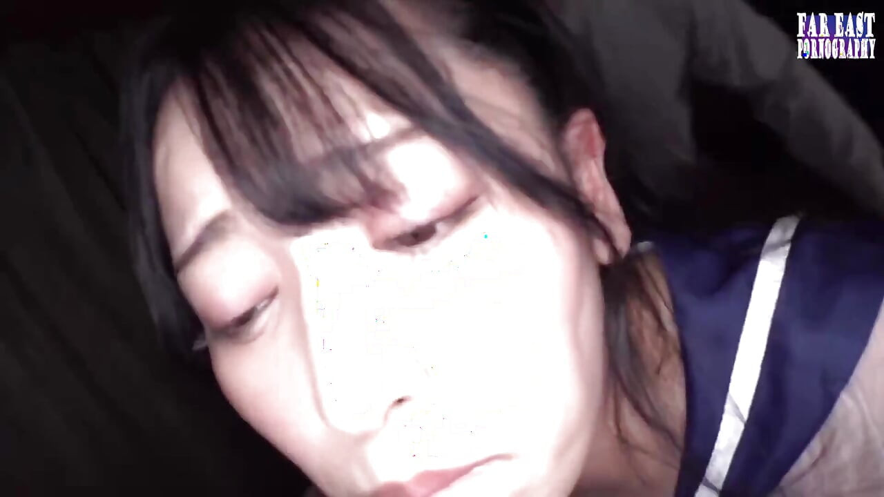 Plaag aan de zijkant van de rok waar likken begraas verandert in een onmiddellijke climax het moment dat ze wegzakt - 4