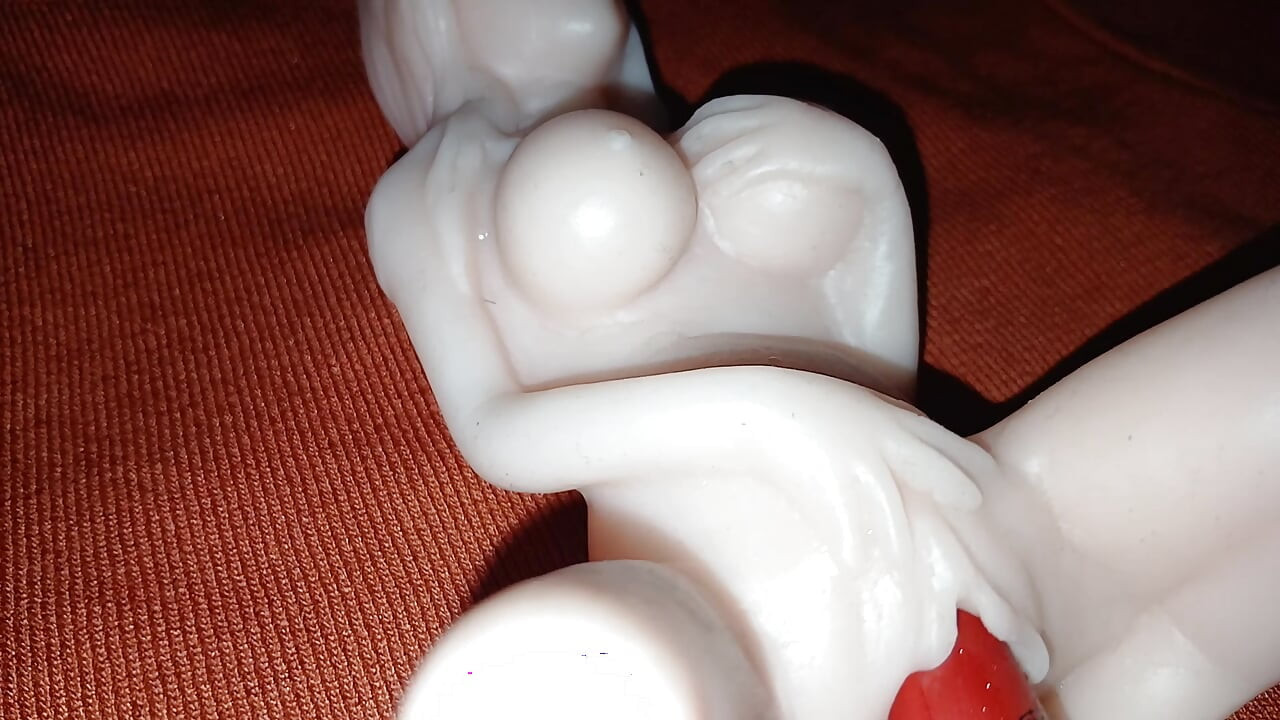 Juguete sexual realista en primer plano 4k - escena en solitario de muñeca de silicona