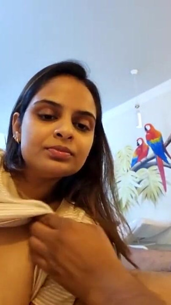 Zgodna indijska žena i muž odgovaraju na pitanja u video pozivu | Klip 1