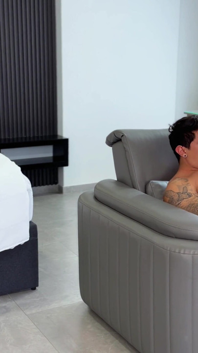 丰满的出轨者！在她和男友在沙发上做爱后，让她的姐夫操她！ | 短片 1