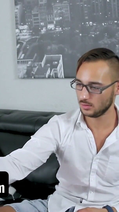 Total Nerd woli gry wideo zamiast oglądać swoją przyrodnią siostrę gorące nagie ciało - SisLovesMe | Klip 1