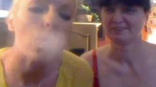 2 Geile rauchende Ladys