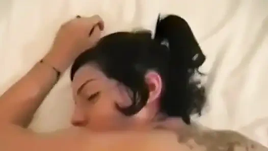 Kitty Kay трахают, затем принимает сперму на ее сиськи