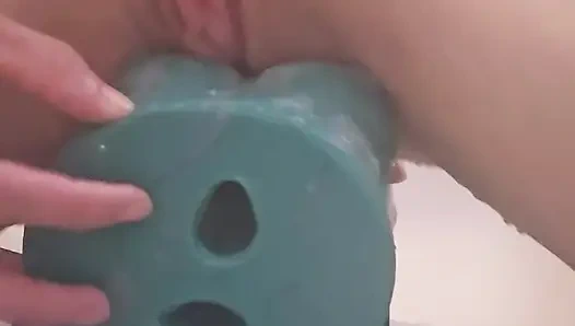 Фиби намыливается мылом