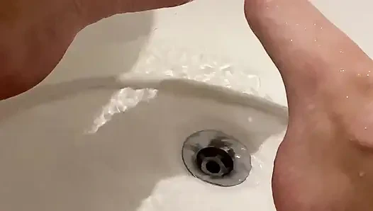 Она не может остановиться трахать себя пальцами. Время сквирта