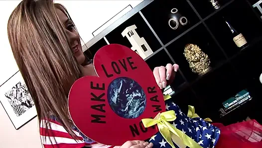 Изысканные Трахальщицы, Горячие Красотки Сосут И Катаются На Твердых Членах