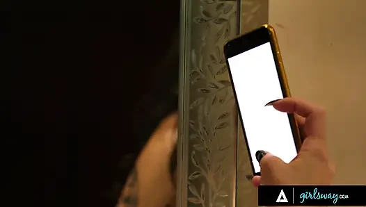 Girlsway - si cantik kali roses & alex de la flor mengubah foto selfie di kamar mandi menjadi threesome bareng kiara cole