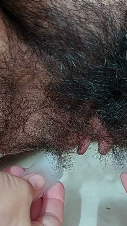 Latină sexy cu gheață și spray pe corpul fierbinte ⛔ Nevastă fierbinte cu păsărică păroasă, fund mare, sfârcuri mari | Clip 2