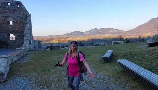 Attrapé! reconnu par des inconnus lors d’une randonnée en montagne ! Maintenant, je suis déjà en train de baiser dans un château !