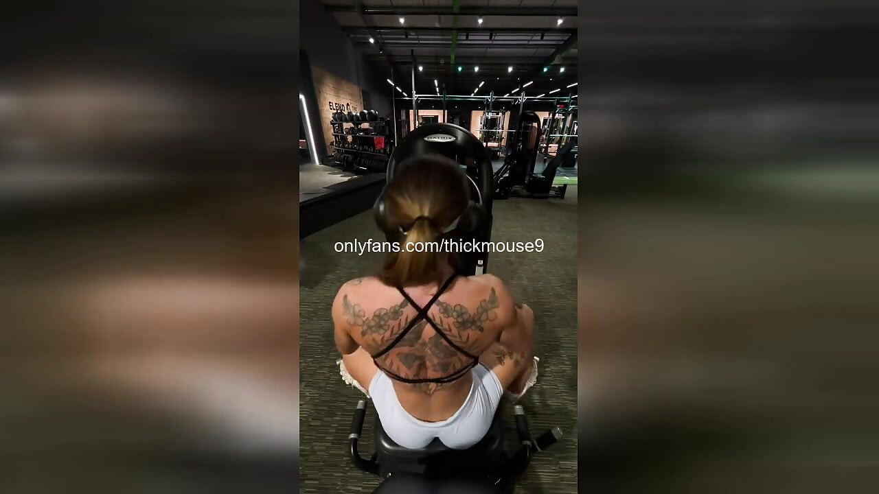 O fată Tiktoker este futută de fanul ei pe un flux în direct de Instagram